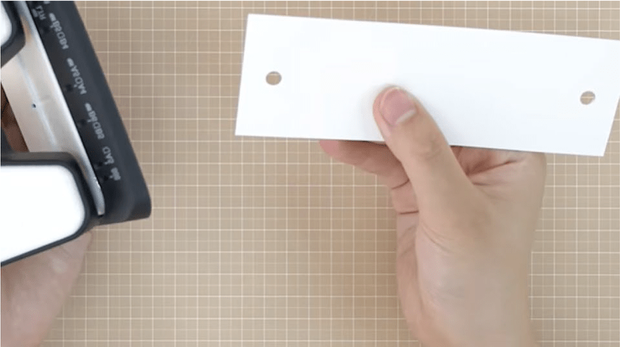 ④ 短冊の上下に穴あけパンチで穴をあけよう！