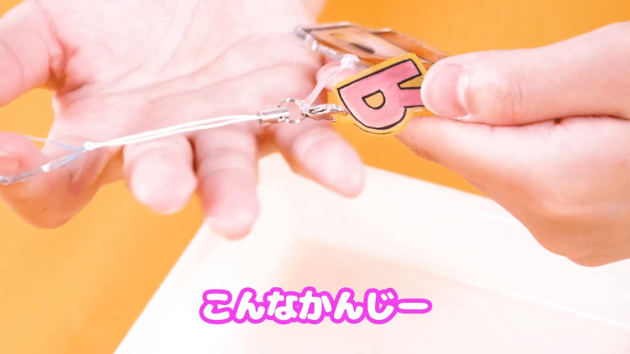 ⑧今回は傘マーカーなので、ストラップパーツのひもの部分にもう1つヘアゴムをつけよう!