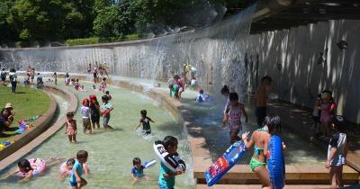 子どもが元気に水遊び! 東京のじゃぶじゃぶ池10選