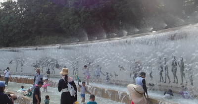子どもが元気に水遊び！　東京のじゃぶじゃぶ池10選　【2026】