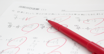小学生の「自分で丸つけ」はいつから？【中学受験のプロが解説】成績が伸びる正しいやり方と親のサポート